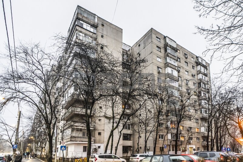 Drumul Taberei 3 camere, 4/10, bloc stradal, c-tie 1980, bucatarie mare, 2 bai